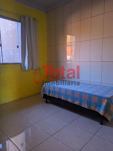 Casa à venda com 6 quartos, 200m² - Foto 2