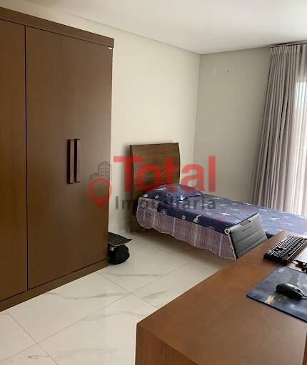 Casa à venda com 3 quartos, 240m² - Foto 2