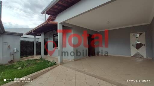 Casa à venda e aluguel com 3 quartos, 200m² - Foto 1